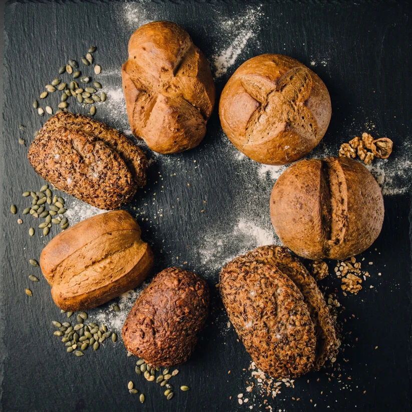 Goldbraune glutenfreie Handwerksbrote mit appetitlicher Kruste